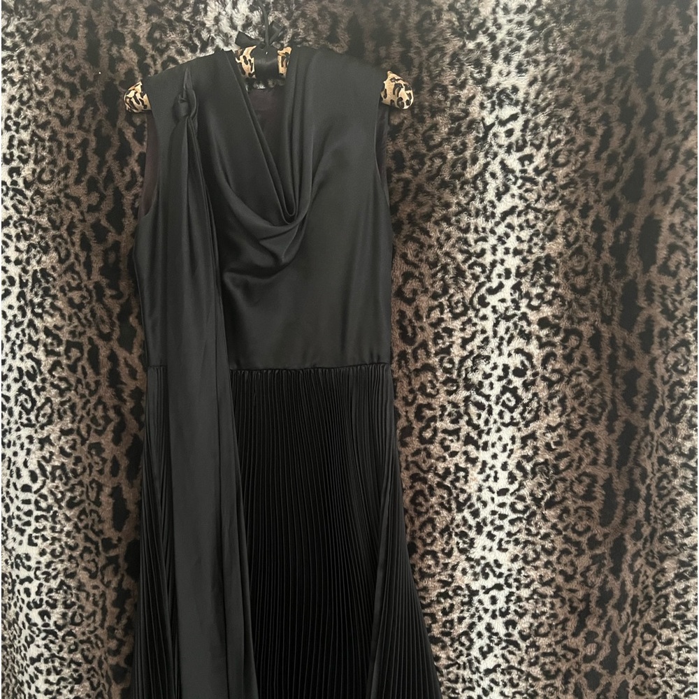 Wow 🤩 this gorgeous piece will dazzle them wherever you decide to wear it